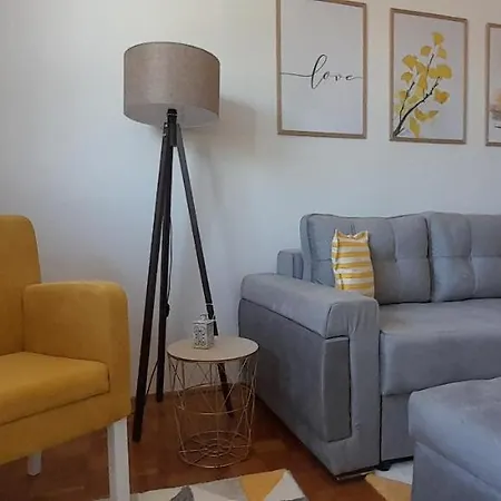 Cozy And Sunny Near The Airport 塞拉耶佛