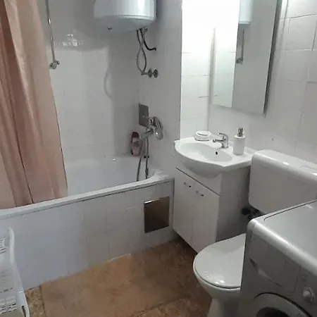 Cozy And Sunny Near The Airport Apartment Sarajevo